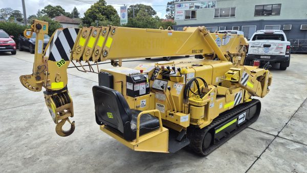 Maeda MC305C-2 Mini Crawler Crane